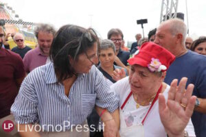 Elly Schlein alla festa dell'Unità di Livorno, le sue dichiarazioni e il saluto ai volontari della cucina (Video)