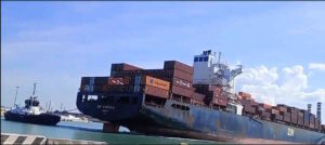 La nave israeliana Virginia Zim entra in banchina accolta da suoni di clacson di protesta