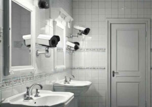 Livorno, telecamera nascosta nel bagno del negozio e oltre 600 file, denunciato il titolare