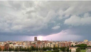 Maltempo Livorno, fulmini e nubi minacciose sulla città