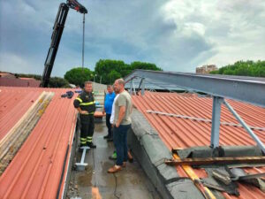 Scuola primaria ‘Rodari’, verso la conclusione la prima parte dei lavori alla copertura