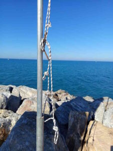 San Vincenzo, rubata la bandiera palestinese issata per la pace: la condanna del sindaco Riccucci