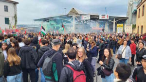 Sciopero generale Usb per Gaza: porto di Livorno bloccato,  i manifestanti passano il varco Valessini e arrivano alla banchina