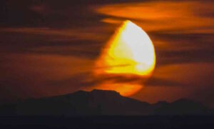 La Luna cala dietro Capraia: lo scatto magico di Luciano Milianti