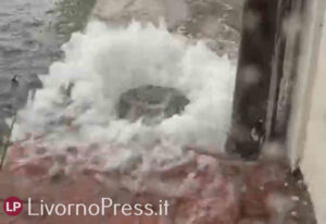 Maltempo Livorno, il tombino salta e balla per la forza della pioggia nella zona nord