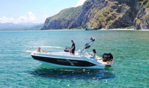 Il boom delle barche senza patente: perché sempre più italiani scelgono la libertà del mare