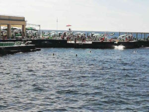 Bagni, sole e ombrelloni: i livornesi si godono l’ultima domenica d’estate prima delle piogge