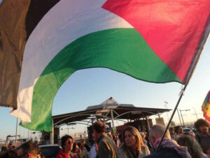 Livorno, presidio USB al Varco Darsena Toscana contro la nave Virginia Zim: “Facciamo quello che il governo non ha il coraggio di fare”