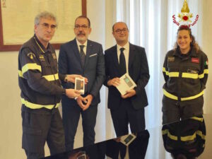 Consegnati nuovi telefoni satellitare e rugged per i vigili del fuoco volontari dell’Isola di Capraia