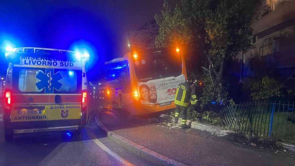 Incidente autobus in via di salviano angolo via costanza ferito lieve. Nostra ambulanza sul posto