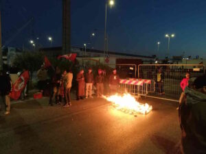 Livorno, scatta lo sciopero generale: Usb blocca la rotatoria del ponte Genova