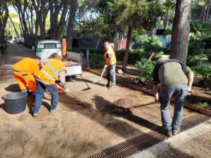 Sabbia e detriti da mareggiate, operai al lavoro a Rosignano