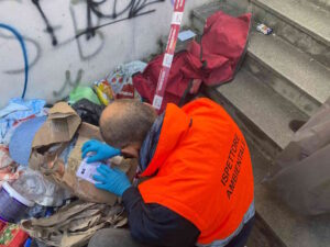 Con una breve nota corredata da immagini, AAMPS/Retiambiente informa che:  a seguito della segnalazione del cittadino, riportata quest’oggi (lun. 27/10/2025) anche da "LivornoPress", dove in questi giorni qualcuno ha abbandonato un cumulo di rifiuti sulla scalinata; è stato effettuato un sopralluogo dedicato nel sottopasso ferroviario pedonale che collega Via Provinciale Pisana a Via Magri.  Sul posto anche gli Ispettori Ambientali che hanno avviato le indagini per individuare l’eventuale autore dell’abbandono di alcuni sacchi contenenti rifiuti trovati in queste ore.  A seguire l’area è stata ripulita e igienizzata con l’ausilio del mezzo idropulitrice.  Aamps Ringrazia sia il cittadino che il giornalista per il prezioso supporto.