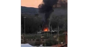 Stagno, a fuoco le strutture della Pro Loco alla pista ciclabile, strade invase dal fumo