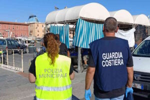 Vendita pesce “taroccato” in Darsena Vecchia: arrestato un abusivo, sequestrati 30 chili di prodotto
