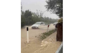 Limoncino, la strada diventa un fiume di fango: i residenti “abbandonati dal 2017”