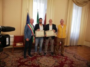 Salvetti consegna tre pergamene di riconoscimento agli atleti livornesi saliti sul gradino più altro del podio ai Campionati del mondo di Maxibasketball in Svizzera