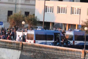 Salvini non sarà tra la gente: vittoria dei contestatori violenti e restringimento della democrazia?