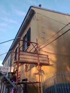 Avvallamento stradale Stagno, “passano i camion e l’immobile si crepa”: la denuncia disperata di un residente