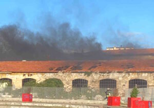 Incendio al parco Pertini, in fiamme alcune strutture. Sul posto i Vigili del Fuoco