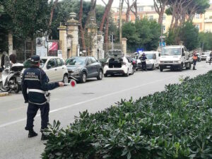 Motociclista ricoverato in codice rosso dopo uno scontro con un auto