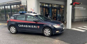 In escandescenza e armato di spranga, denunciato un 30enne