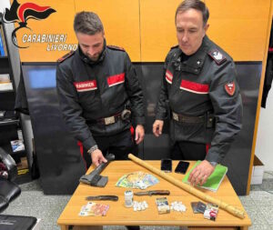 "Mi devi i soldi della droga", minacciando  con un ascia si fanno aprire la cassaforte