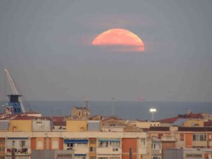 Livorno, lo spettacolo della luna piena che tramonta sul mare
