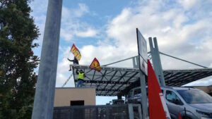 "Senza stipendi non viviamo", operai protestano sul tetto al Faldo. USB: Ottenuti stipendi arretrati e rinnovo cassa integrazione
