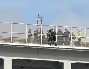 Rischia di cadere dal ponte di Calignaia, la recuperano i vigili del fuoco