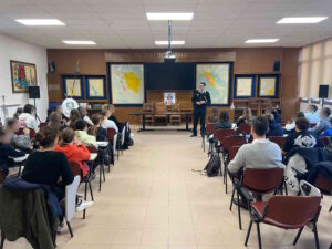 Alunni delle De Amicis visitano il comando dei Carabinieri