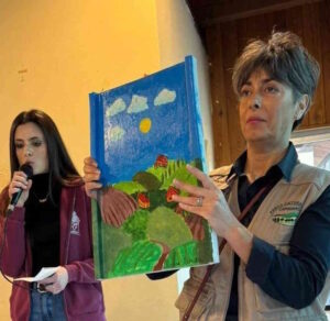 Coloriamo i paesi collinari donata al comune una tegola dipinta dai bambini delle primarie di Gabbro e Castelnuovo&nbsp;