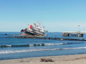 La nave Guang Rong &egrave; arrivata a Livorno dopo essere stata disincagliata dal pontile di Massa