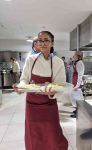 Livorno solidale, Mia Diop serve alla mensa Caritas: un pranzo di comunit&agrave; con autorit&agrave; e Confcommercio come volontari per i pi&ugrave; fragili