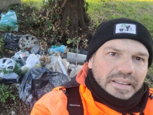 MrGreen in azione al Picchianti raccolti oltre dieci chili di rifiuti davanti alla chiesa di Santo Stefano