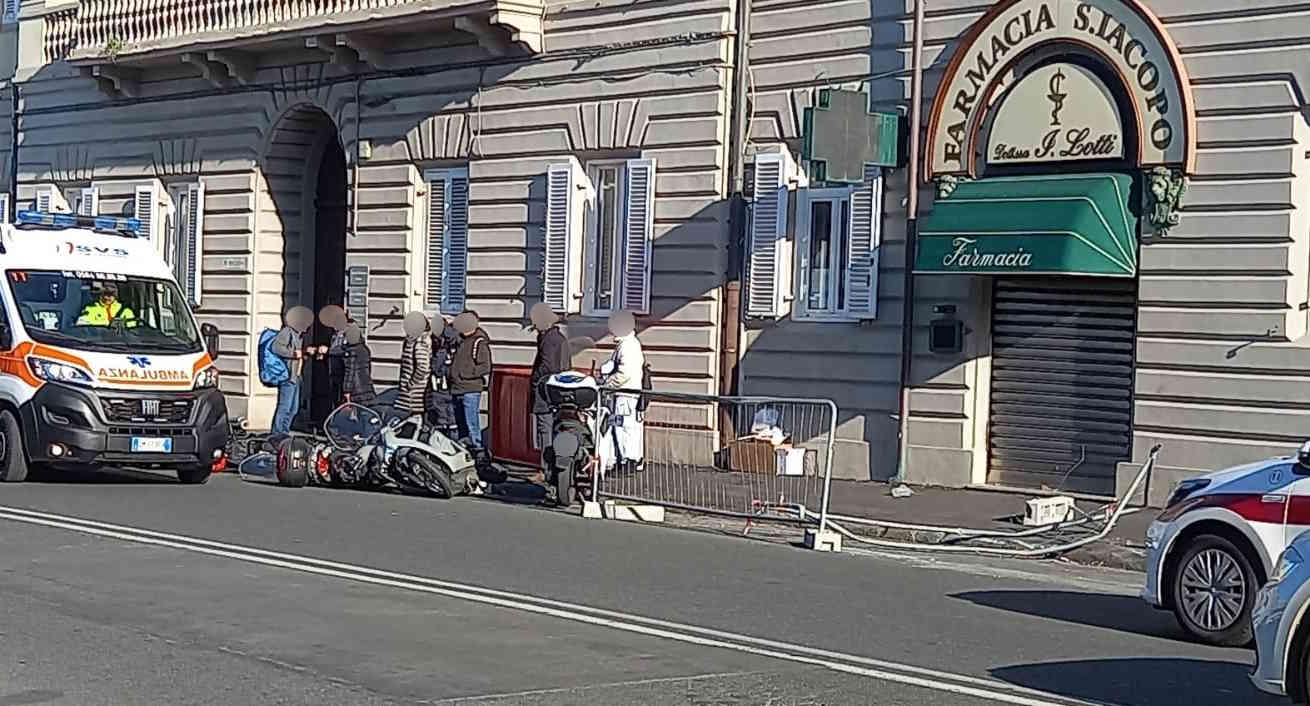 "Strike" sul viale Italia, travolge transenne, bagno chimico, segnaletica stradale e quattro scooter