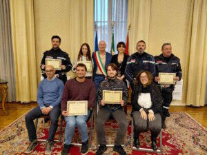 Salvetti e Ferroni consegnano&nbsp;attestati ai neoassunti al Comune di Livorno