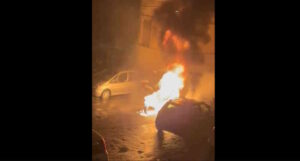 Scooter in fiamme nella notte a La Guglia, danneggiata anche un&rsquo;auto (Video)