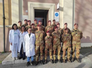 Il dono che salva vite: i paracadutisti della Folgore donano sangue all&rsquo;ospedale di Livorno