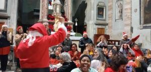 Pi&ugrave; di 700 persone al Pranzo di Natale di Sant&rsquo;Egidio. Attorno alla stessa tavola, il cuore e la gioia di una citt&agrave;