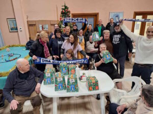 Anziani in festa a villa Serena, arrivano panettoni e pandori di Rebels e Dna Biancoazzurro