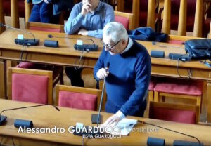 Distanze politiche e anche fisiche, Guarducci cambia posto in Consiglio comunale