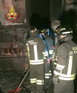 Incendio in condominio, 85 persone evacuate, 5 intossicati