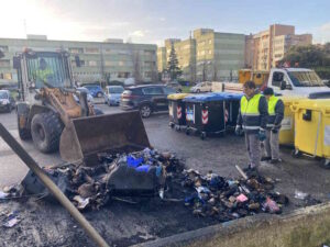 Cassonetti incendiati alla Leccia: danno da 4mila euro, Aamps ripristina il servizio