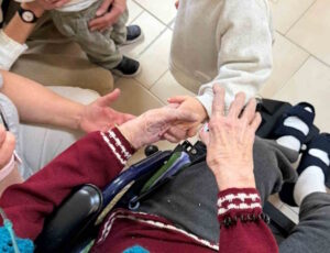 Mano nella mano: incontro tra generazioni: i bambini incontrano gli anziani del Pascoli