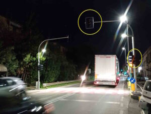 Stagno, attraversare l&rsquo;Aurelia &egrave; un rischio: buche riaperte e semaforo pedonale KO