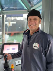 Livorno, va in pensione Stefano Cionini: 42 anni sui rimorchiatori Neri al servizio del porto