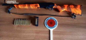 Auto in sosta, finestrino aperto e carabina "in vista", denunciato un 68enne