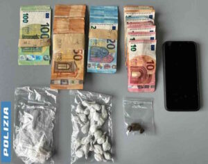 Fuga ad alta velocit&agrave; in citt&agrave;: si schianta contro tre auto, arrestato per spaccio e resistenza