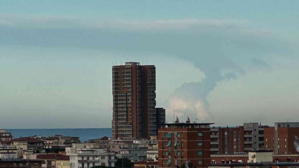 Il fenomeno delle nuvole sul mare di Livorno: Una danza nel cielo tra verticalità e orizzontalità